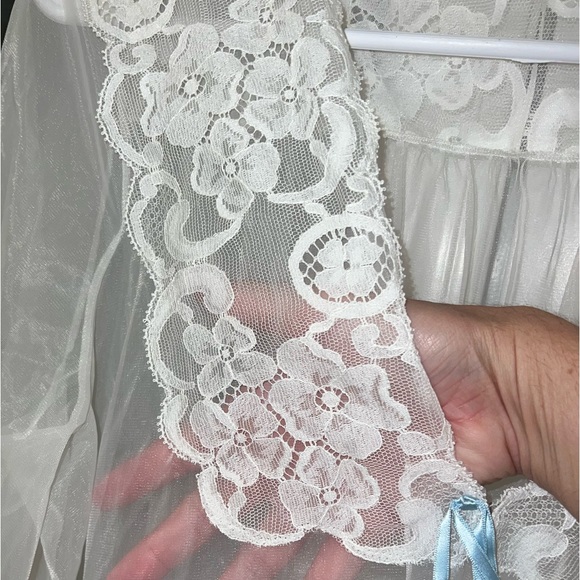 Vintage sheer white long robe lingerie with blue ribbon and lace floral pattern - Picture 4 of 10